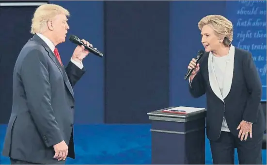  ?? JIM LO SCALZO / EFE ?? Donald Trump y Hillary Clinton, durante el cara a cara que los enfrentó en la madrugada de ayer