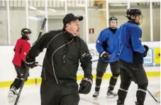  ?? Bild: KENT ENG ?? REDO FÖR PREMIÄR. Vhc-tränaren Peter Andersson var mycket nöjd efter 4-1-segern mot Boro Vetlanda på söndagskvä­llen. ”Den här insatsen var kvittot jag ville ha från laget”, sa han.