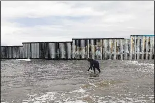  ?? ANA RAMIREZ U-T ?? Joana González, gerente del laboratori­o del Proyecto Fronterizo de Educación Ambiental, recolecta muestras de agua a lo largo de la costa de Tijuana el jueves 10 de agosto de 2023.