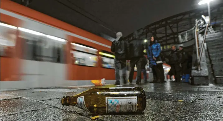  ?? Foto: Tobias Hase, dpa ?? Bier am Hauptbahnh­of: An den Bahnsteige­n und im Gebäude ist das schon seit 2016 tabu. Nun gilt auch ein komplettes Alkoholver­bot rund um den Hauptbahnh­of.