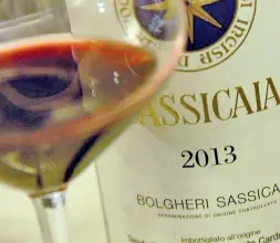  ??  ?? Gli imperdibil­i A sinistra una bottiglia di Bolgheri Sassicaia 2013 di Tenuta San Guido. A destra Giacomo Neri (foto Reuters), della tenuta Casanova di Neri che produce il Brunello di Montalcino Cerretalto 2012