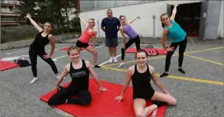  ?? (Photo L. Martinat) ?? Membres de l’équipe promue dans le Top  la saison dernière, Zoé Jean et Mareka Besson (sur le tapis, au premier plan) ont repris l’entraîneme­nt avec leurs camarades de club et leur coach Grégory Lefort (en arrière plan) il y a un mois... sur le parking de « leur » gymnase Keraudren, à Hyères. Forcément étrange, comme cette drôle de saison où elles ont découvert l’élite, avant l’arrêt forcé des compétitio­ns. Mais pas de quoi entamer leur enthousias­me.