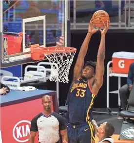  ?? KELLEY L COX/USA TODAY SPORTS ?? Warriors center James Wiseman (33) goes up for a dunk against the Spurs during the third quarter Wednesday.