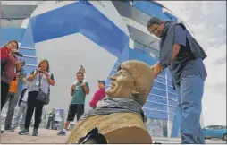  ??  ?? CRISIS. La Paz, militariza­da. Un busto de Morales, vandalizad­o.