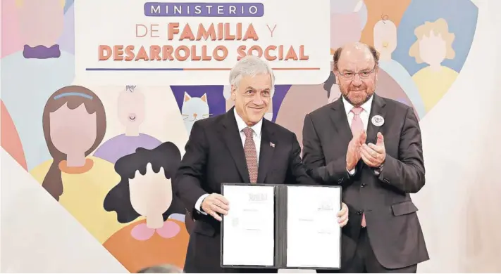  ??  ?? ► El Presidente Piñera y el ministro Moreno al presentar ayer el proyecto que crea el Ministerio de Familia y Desarrollo Social.