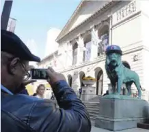  ?? AFP ?? CHICAGO: The bronze lions guarding the steps of Chicago’s Art Institute are decked out in giant caps emblazoned with the blue and red logo of the city’s baseball team. —