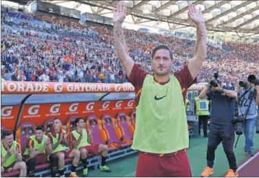  ??  ?? DESPEDIDA. Francesco Totti saluda a la afición del estadio olimpico de Roma en el día de su retirada.
