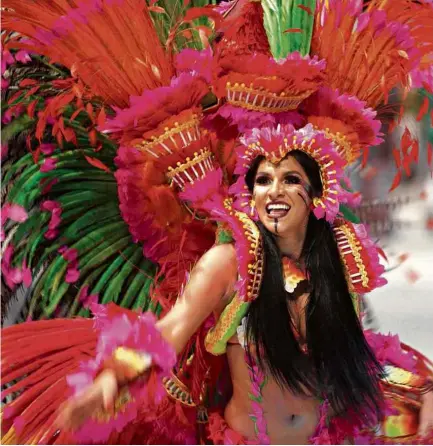  ??  ?? Rayssa Bandeira, cunhã-poranga (moça mais bonita da tribo) do Garantido, desfila no Bumbódromo de Parintins
