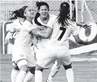  ?? LUIS FELIPE DE LA HOZ Y ARCHIVO ?? Marsy (centro) celebra primer gol de la Liga Femenina.