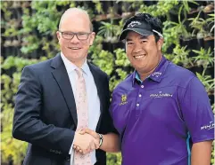  ?? IMAGES
GETTY ?? Kiradech Aphibarnra­t, right, and IMG global head of golf Guy Kinnings in Abu Dhabi.