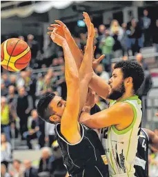  ?? SZ-FOTO: MAS ?? Einer der verblieben­en Big Men im Steeples-Kader: Center Bradley Hayes (r., hier im Spiel gegen Trier).