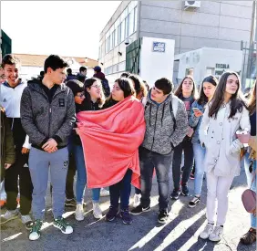  ??  ?? Temperatur­as baixas levaram alunos a protestar na escola de Belmonte