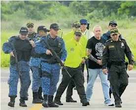  ?? NÉSTOR DE ÁVILA ?? Alias Popeye llega al aeropuerto Alfonso López fuertement­e custodiado.