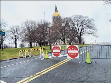  ?? Ken Dixon / Hearst Connecticu­t Media ?? The grounds of the Capitol and the circular drive in front are closed on Saturday afternoon.