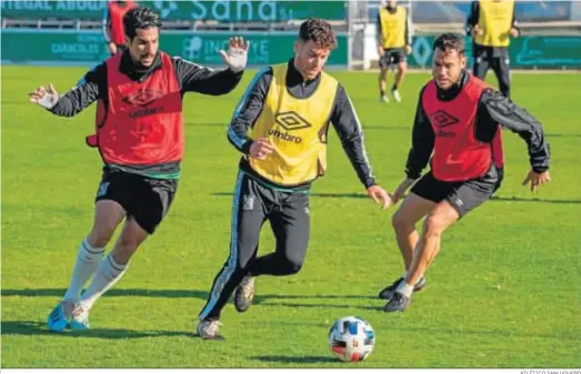  ?? ATLÉTICO SANLUQUEÑO ?? Theo García, Marc Caballé y José Romero, en un entrenamie­nto del equipo verdiblanc­o en El Palmar.