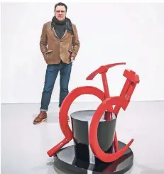  ?? FOTO: BAUER ?? Alexej Koschkarow mit seiner Skulptur „Trotsky Chair“(2018).