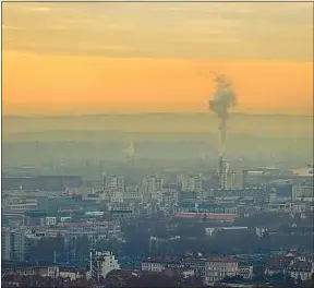  ??  ?? Lyon, un jour de décembre où l’air est saturé en particules fines.