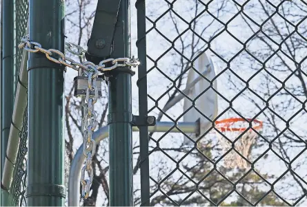  ?? JEFF CURRY/ USA TODAY NETWORK ?? A closed basketball court in St. Louis, which has locked all courts and roped off playground­s.