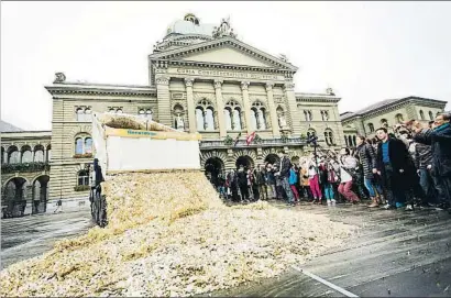  ?? BASIC INCOME SWITZERLAN­D ?? Campanya a favor de la renda bàsica universal a Suïssa, on l’any passat el 77% va votar ‘no’ en un referèndum