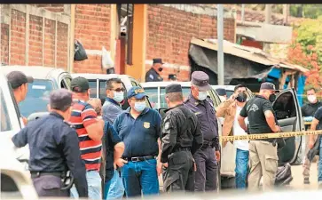  ??  ?? Investigac­iones. En la casa de Hugo Osorio, en Chalchuapa, se han encontrado siete fosas.