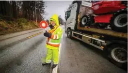  ?? FOTO: JARLE R. MARTINSEN ?? E 39 vest i Søgne blir i praksis stengt i korte perioder utenom rushtid og helger hele det neste året. Her står Helge Bentsen fra BM Skilt ved Lindeli.