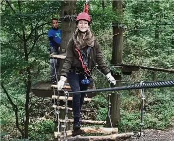  ?? FOTO: TREE2TREE ?? Lena Großmann fühlte sich beim Kletterpar­k-Selbstvers­uch ein wenig wie Tarzans Jane. Den Halbmarath­on-Parcours schaffte sie jedenfalls ohne Probleme.
