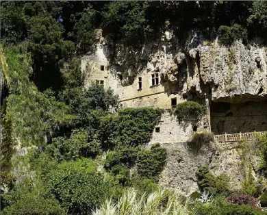  ?? (Photo E. F.) ?? Un magnifique patrimoine à découvrir dans le départemen­t : les grottes troglodyti­ques de Villecroze.
