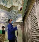  ??  ?? Nell’occhio del ciclone.
Disinfezio­ne a Qom, Iran
AFP