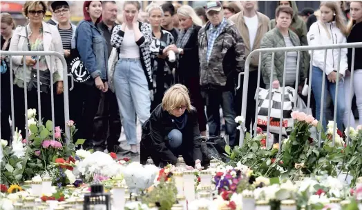  ?? PHOTO AFP ?? Hier, une manifestat­ion de 300 personnes à la mémoire des victimes a eu lieu sur la place du Marché de Turku, où l’attaque s’est déroulée, un événement organisé par des Turcs, des Irakiens et des Syriens.