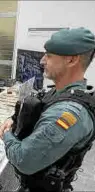  ?? ?? El coronel de la Guardia Civil, junto a la exposición del género incautado.