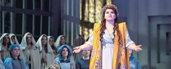  ??  ?? ► La soprano Irina Churilova interpreta a la sacerdotis­a celta Norma en la ópera de Vincenzo Bellini, que se presenta en el Municipal hasta el 17 de noviembre.