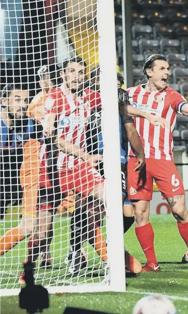  ??  ?? Sunderland’s Max Power, Dion Sanderson and Chris Maguire defend a corner against Rochdale.