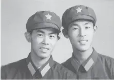  ??  ?? 李新风（左）和双胞胎哥哥