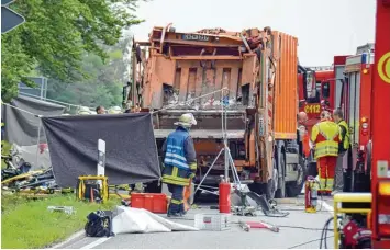  ?? Foto: Andreas Rosar, dpa ?? Bei dem Unfall im baden württember­gischen Nagold waren fünf Menschen gestorben. Der Müllwagen war auf ein anderes Auto gekippt.