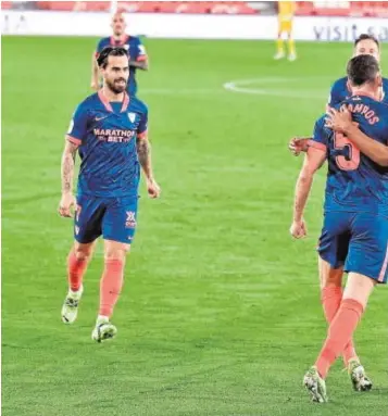  ??  ?? Ocampos celebra con sus compañeros el gol que le hizo el martes al Almería
