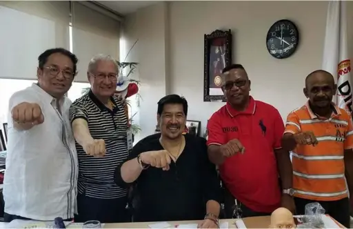  ?? — Photo courtesy of Sonny Dobles ?? ILLEGAL LAND SALE
DILG Undersecre­tary for Barangay Affairs Martin B. Dino, together with Pampanga-based businessma­n Albert Dela Cruz, Dr. Dante Ang, Samahang Tribong Aeta Vice President Robert Serrano and Haduan Chieftain Roy Tanglao, does the...