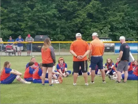  ?? PHOTO SPECIAL TO THE DISPATCH BY KYLE MENNIG ?? Oneida softball coach Mike Curro talks with his team following their loss to Ardsley in the New York State Public High School Athletic