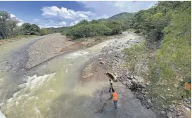  ?? ?? Peligro. Pobladores cercanos al río temen que la llegada de la época de lluvias ocasione inundacion­es en el sector, como ocurrió a finales de 2022.