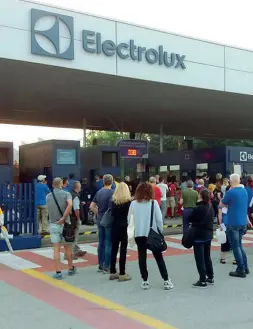  ??  ?? Ritmo ridotto L’ingresso della Electrolux di Susegana, che dalla prossima settimana lavorerà a ritmi ridotti