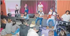  ?? FOTO: ULRICH STOCK ?? An die 450 Besucher, darunter sehr viele Jugendlich­e, aber auch Flüchtling­e, haben die Musicalauf­führung des neuseeländ­ischen Ensembles The Hub im Pfarrzentr­um St. Josef besucht.
