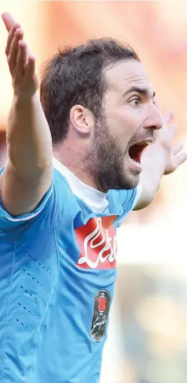  ??  ?? Gonzalo Higuain, 27 anni, già 8 gol in questo campionato, protesta per il rigore negato