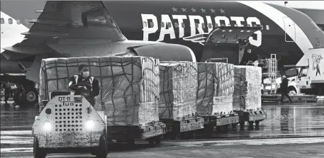  ?? REUTERS ?? Workers unload a shipment of over a million N95 masks from China at Boston Logan Internatio­nal Airport in the US on Thursday.