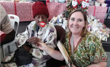  ??  ?? FESTIVE CHEER: Think Yellow Projects founder Alison Samodien with the oldest resident in Blikkiesdo­rp, Ouma Rebecca, 97.