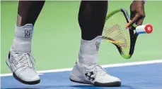  ?? FOTO: AFP ?? Da hatte das 3:1 im zweiten Satz keinen Bestand mehr – und Serena Williams’ Schläger musste es büßen.