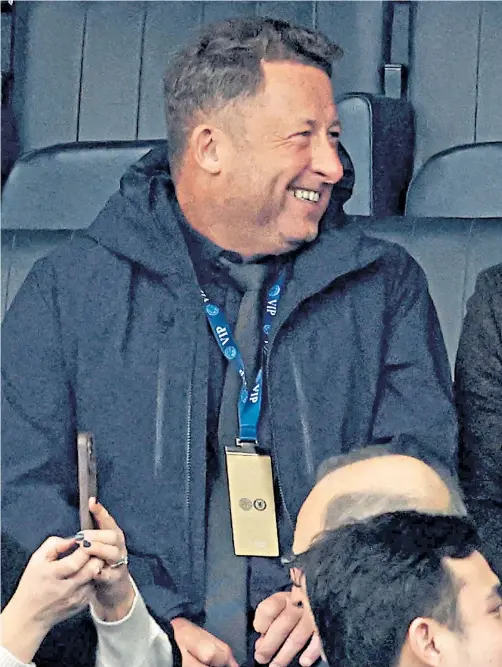  ?? ?? A relaxed Gary Lineker shares a joke before yesterday’s game with Chelsea