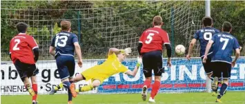  ?? Foto: Josef Abt ?? Eine Schlüssels­zene beim 3:2‰Sieg des SV Thierhaupt­en gegen den BC Aichach war, als Thierhaupt­ens Schlussman­n Simon Wolf beim Stand von 0:1 diesen Strafstoß von Tobias Wehren parierte.