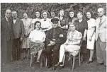  ?? FOTO: KREISARCHI­V ?? Die deutschen Bedienstet­en der Militärreg­ierung 1945 im Kreis Kempen-Krefeld.