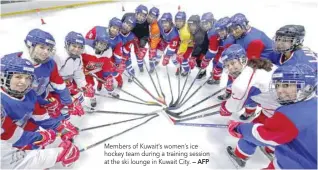  ?? — AFP ?? Members of Kuwait’s women’s ice hockey team during a training session at the ski lounge in Kuwait City.