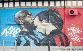  ?? FOTO: AP ?? Mural junto a San Siro, con el ritirrafe entre Lukaku e Ibrahimovi­c