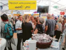  ?? Foto: Elisabeth Schmid ?? Volle Zelte und Hallen – das war nicht die Ausnahme, sondern die Regel bei der Mittelschw­abenschau in Krumbach. Heute ist der Finaltag.